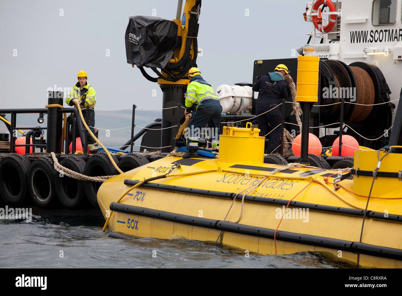 Die Scotrenewables Gezeiten-Turbine ist eine innovative schwimmende Gezeiten-Turbine derzeit in Schottland Orkney getestet Stockfoto