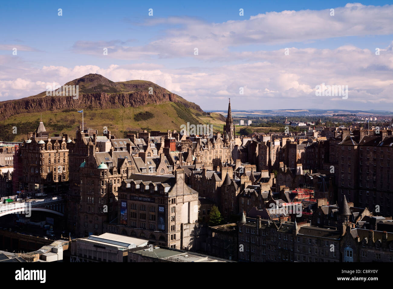 Skyline von Edinburgh alte Stadt, mit einer Ansicht Süd Arthurs Seat und die Klippen, Edinburgh, Schottland, Großbritannien Stockfoto