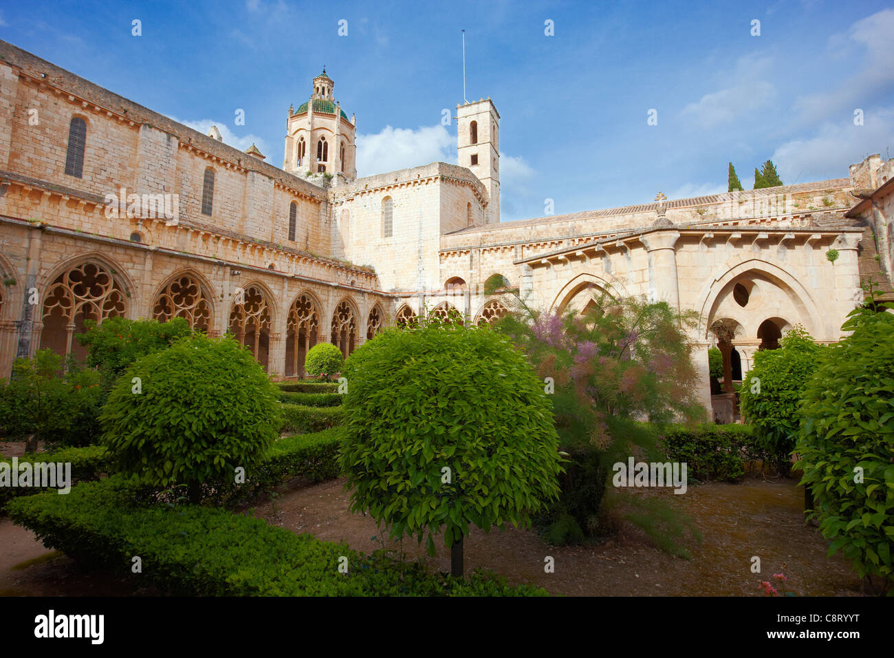 Blick auf den Innenhof in der Königlichen Abtei Santa Maria de Santes Creus. Santes Creus, Katalonien, Spanien. Stockfoto