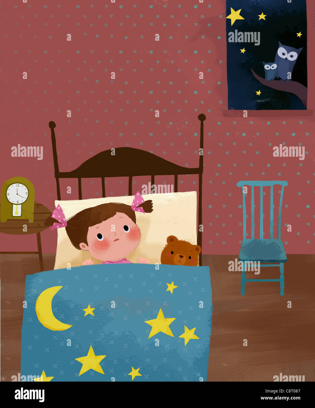 Junge mit Teddy Bär schlafen auf Bett Stockfoto