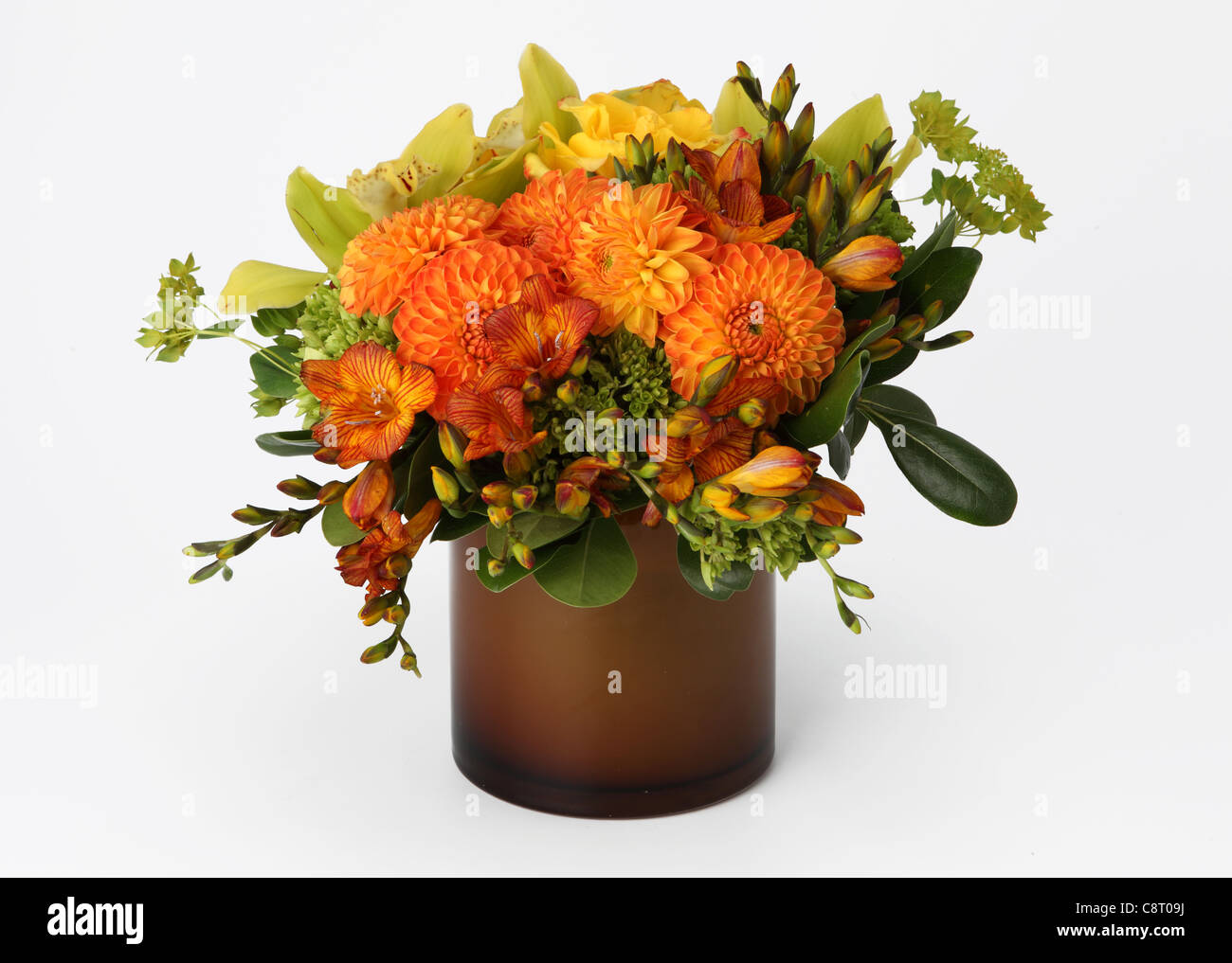 Einen bunten Blumenstrauß in einer Vase. Gelbe Rosen, orange Dahlien, gelbe Cymbidium Orchideen, orange Freesien, Hortensie Stockfoto