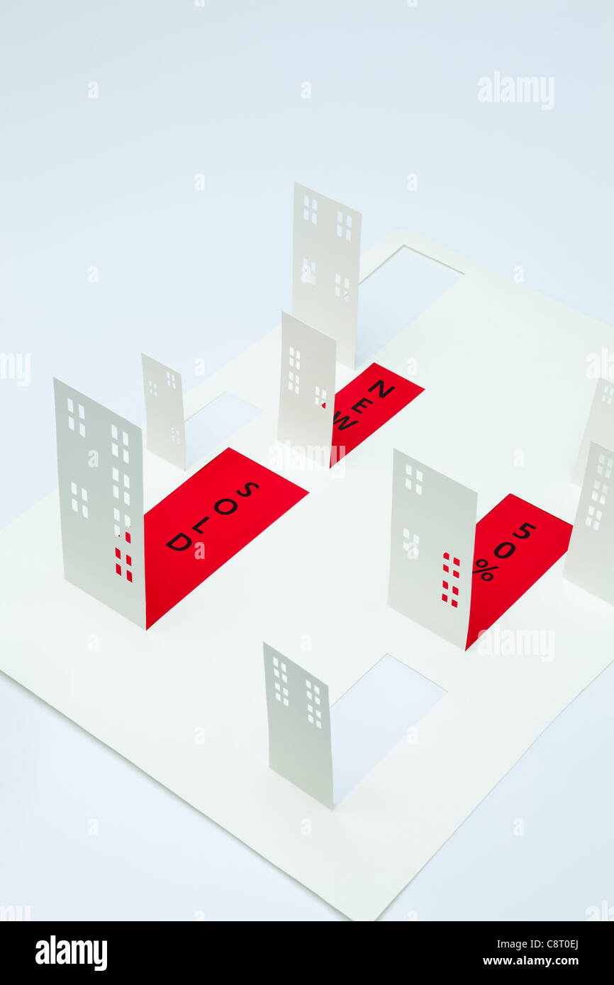 Modell von Gebäuden mit Schild von Immobilienmakler Stockfoto