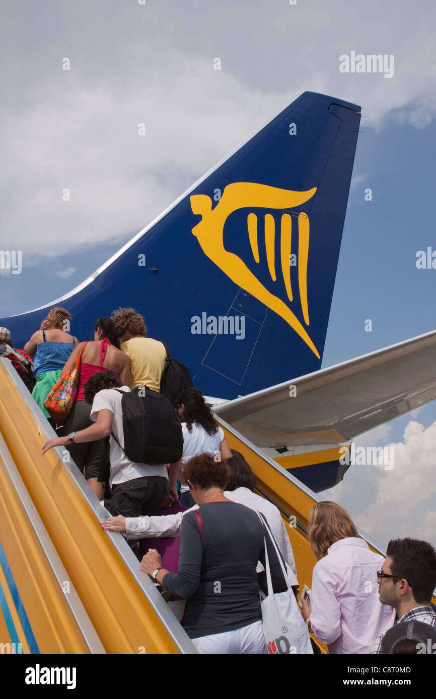 Passagiere an Bord eines Ryanair-Flugs durch die hintere Tür des Flugzeugs Stockfoto