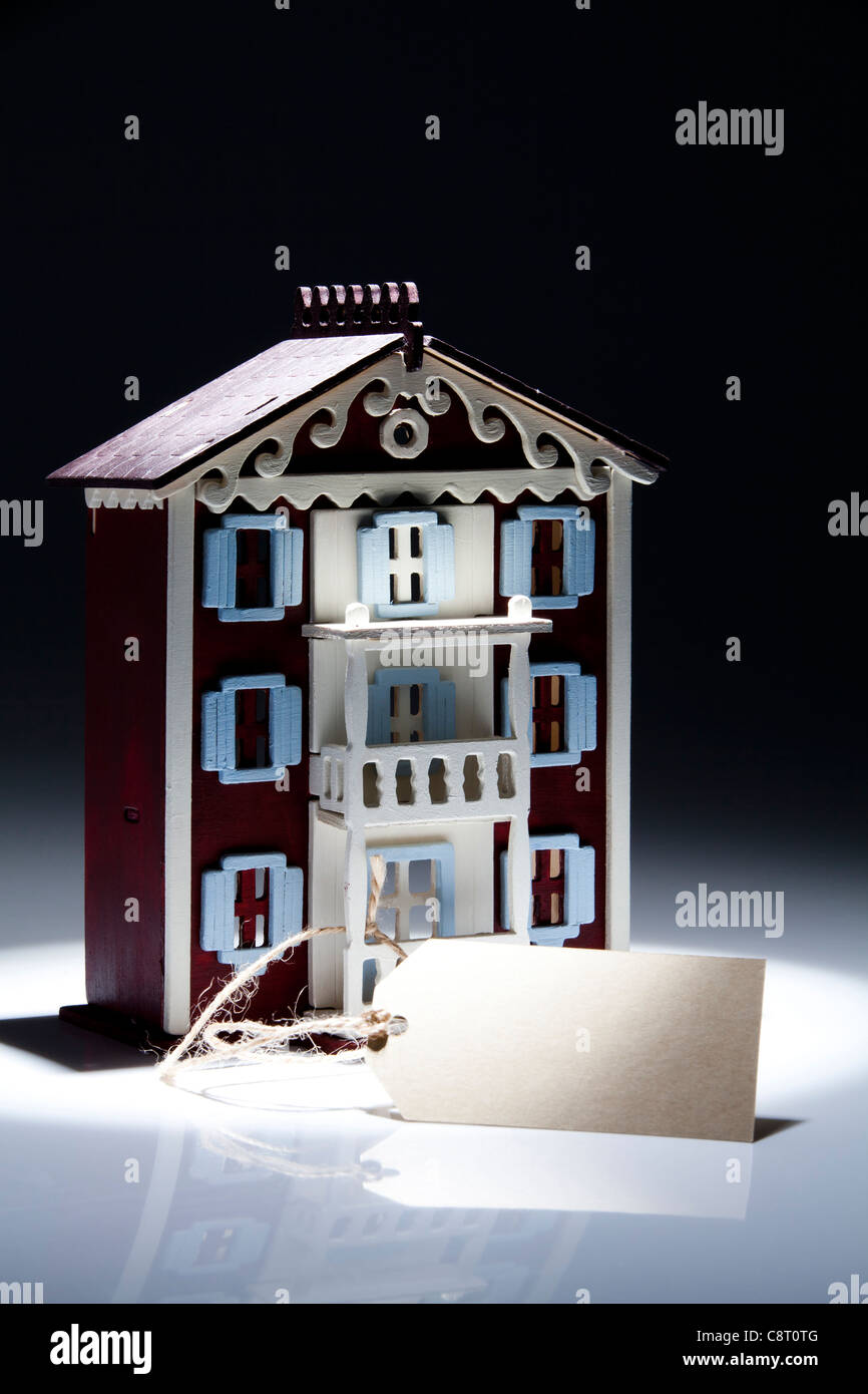 Architekturmodell des Hauses verbunden mit Tag auf spot-Licht Stockfoto