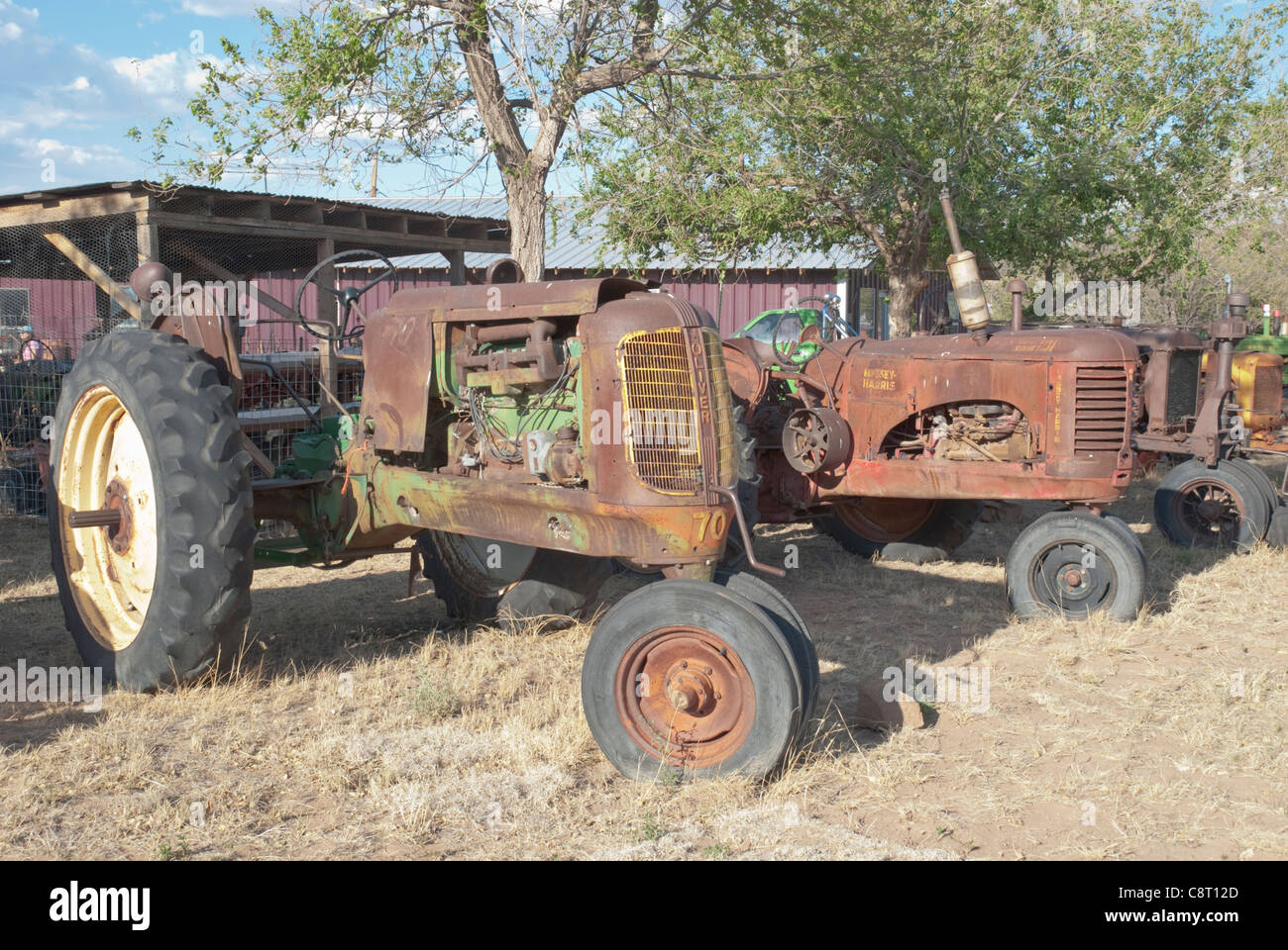 Traktoren werden Rasen Ornamente an einen Traktor Sammler in Corona, New Mexico. Stockfoto