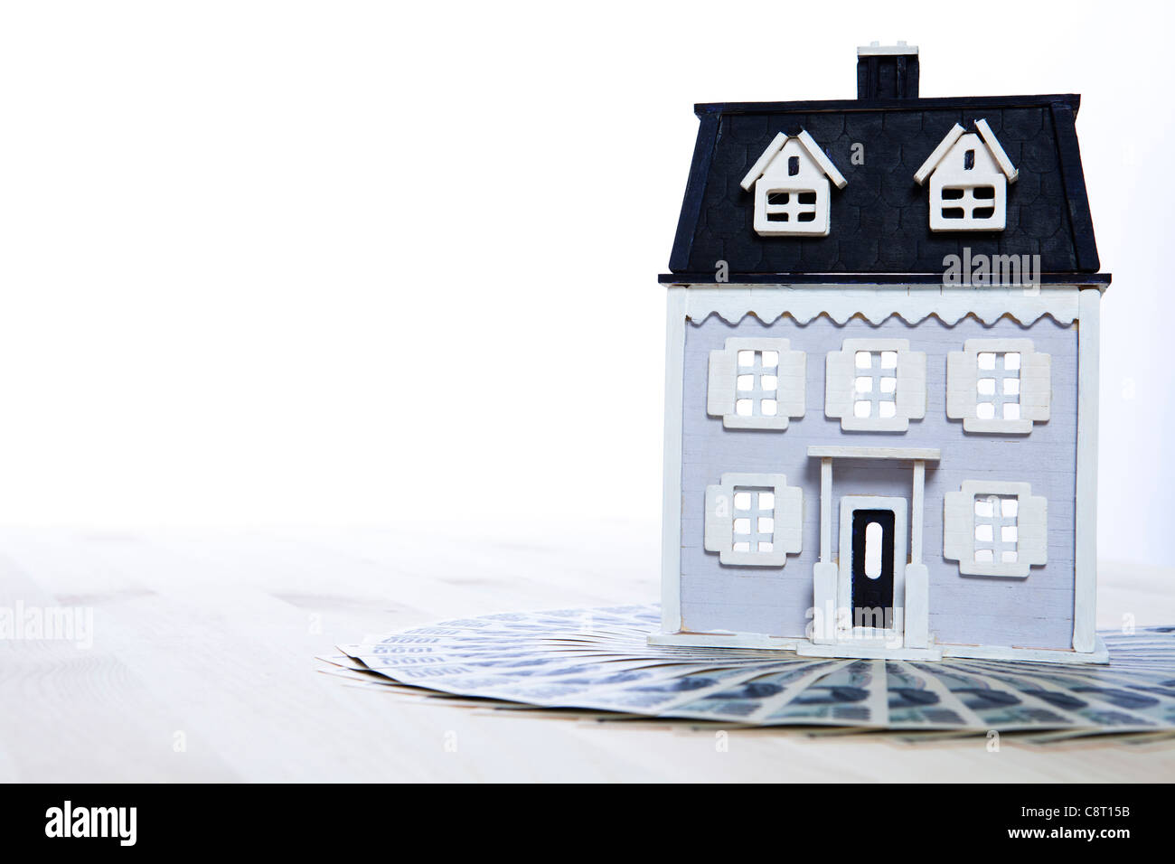 Nahaufnahme des Architekturmodells des Hauses auf Geld Stockfoto