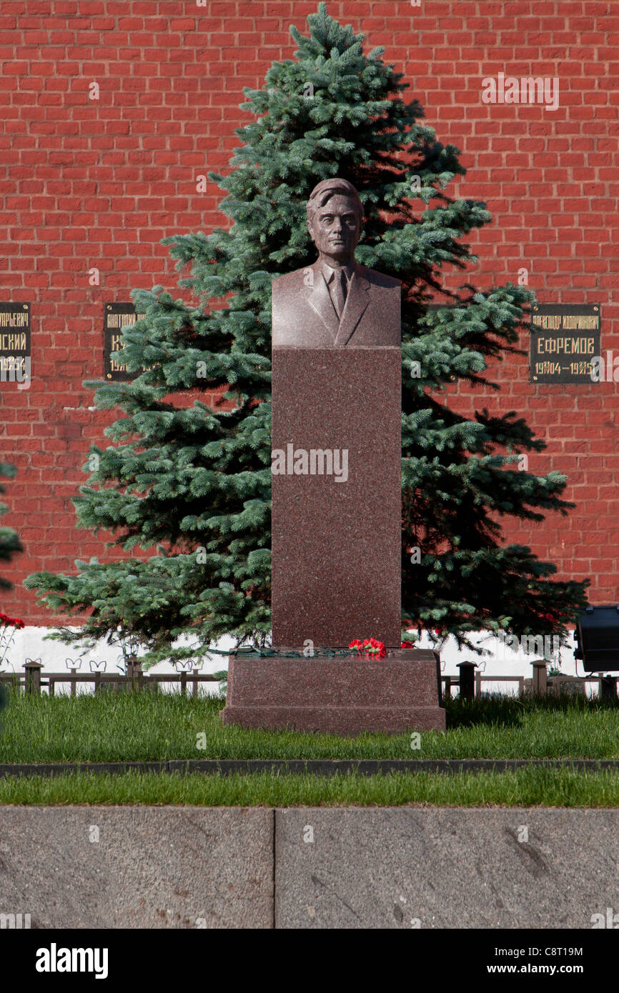 Grab des sowjetischen Staatsmannes Mikhail Suslov (1902-1982) in der Kreml-Mauer Nekropole in Moskau, Russland Stockfoto