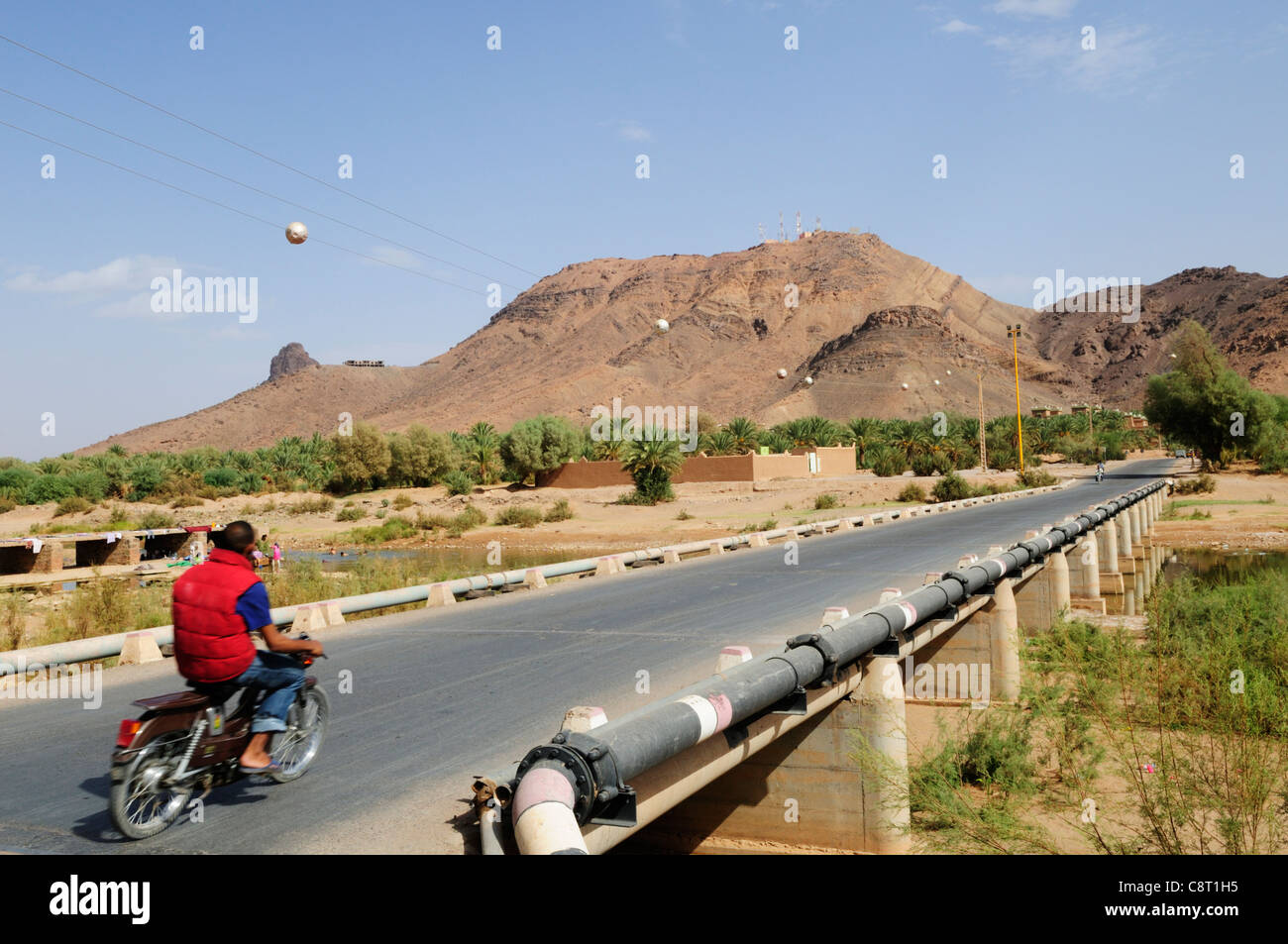 Brücke über das Draa Flusses und Jebel Zagora, Zagora, Marokko Stockfoto