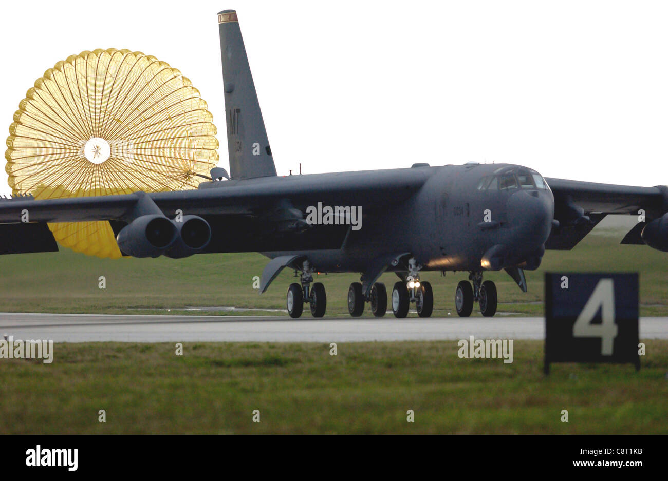 ANDERSEN LUFTWAFFENBASIS, Guam -- die erste von sechs B-52 Stratoforts Taxis zu seinem Parkplatz hier nach Landung Februar 22. Die B-52 und etwa 300 Leute von der Minot Air Force Base, N.D., sind hier, um den Antrag des U.S. Pacific Command auf eine Rotationsbombereinheit auf Guam zu unterstützen. Stockfoto