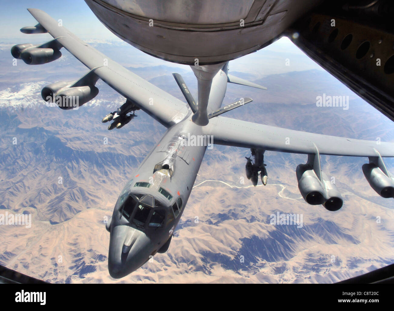 Bomber, wie diese b-52 Stratofortress bereit, aus einer KC-135 Stratotanker über Afghanistan zu tanken, Stockfoto