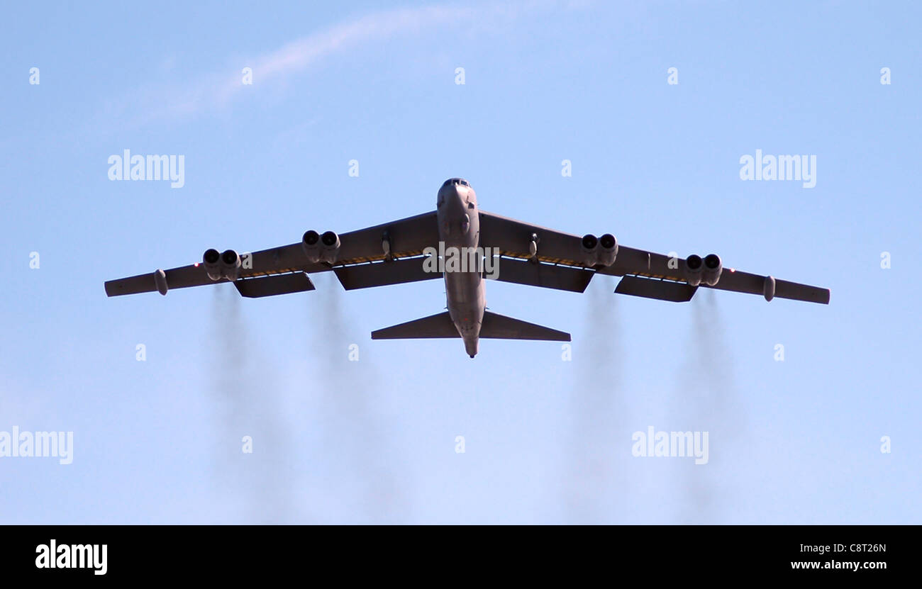 Eine B-52 Stratofortress startete von Eielson AFB während der Red Flag-Alaska 06-2 und demonstrierte US-Militärflugkraft, strategische Bomberoperationen, Trainingsübungen, Einsatzbereitschaft und Luft- und Raumfahrttechnologie. Stockfoto