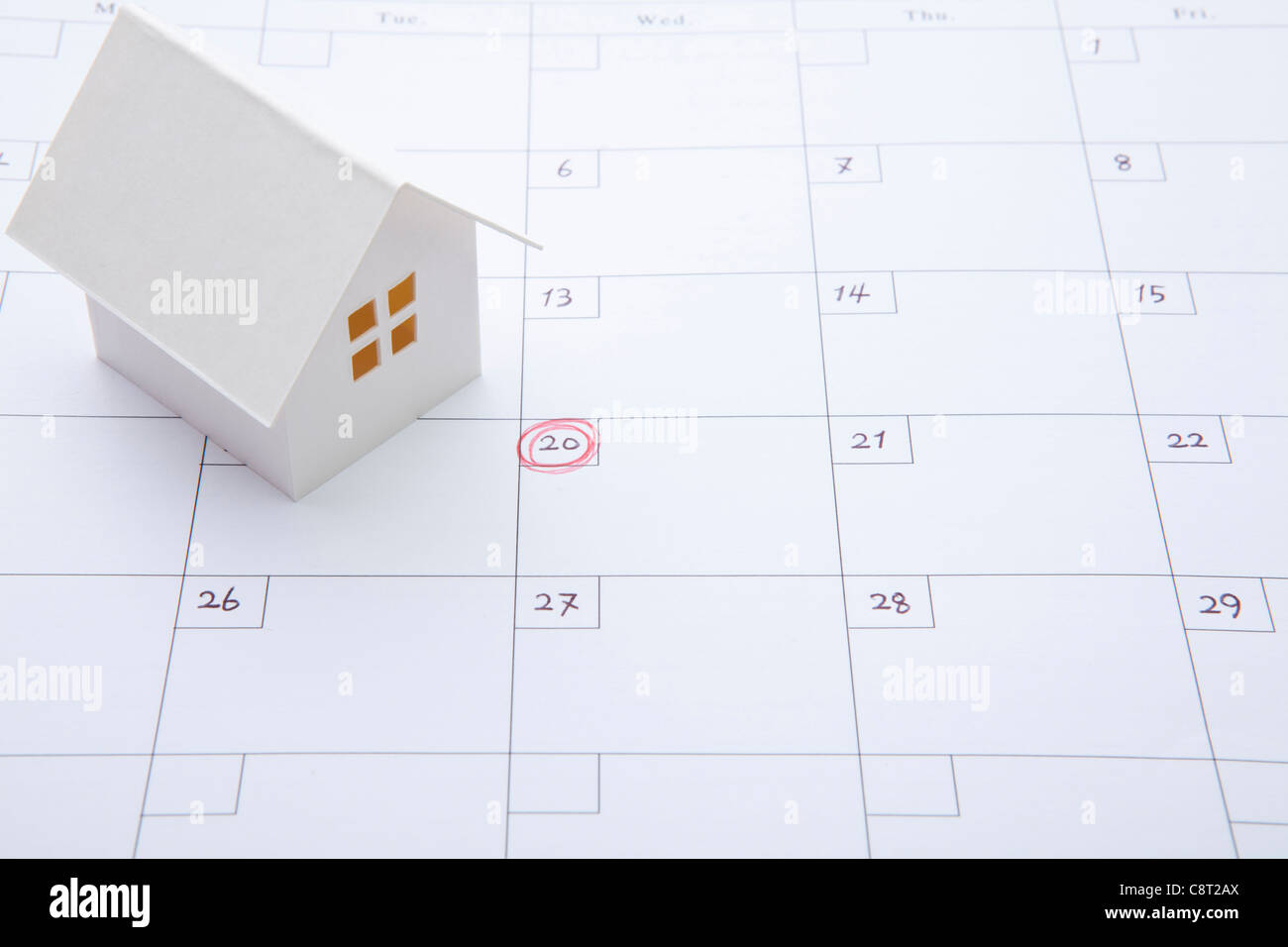 Modell des Hauses auf Kalender mit Markierung am 20. des Monats Stockfoto