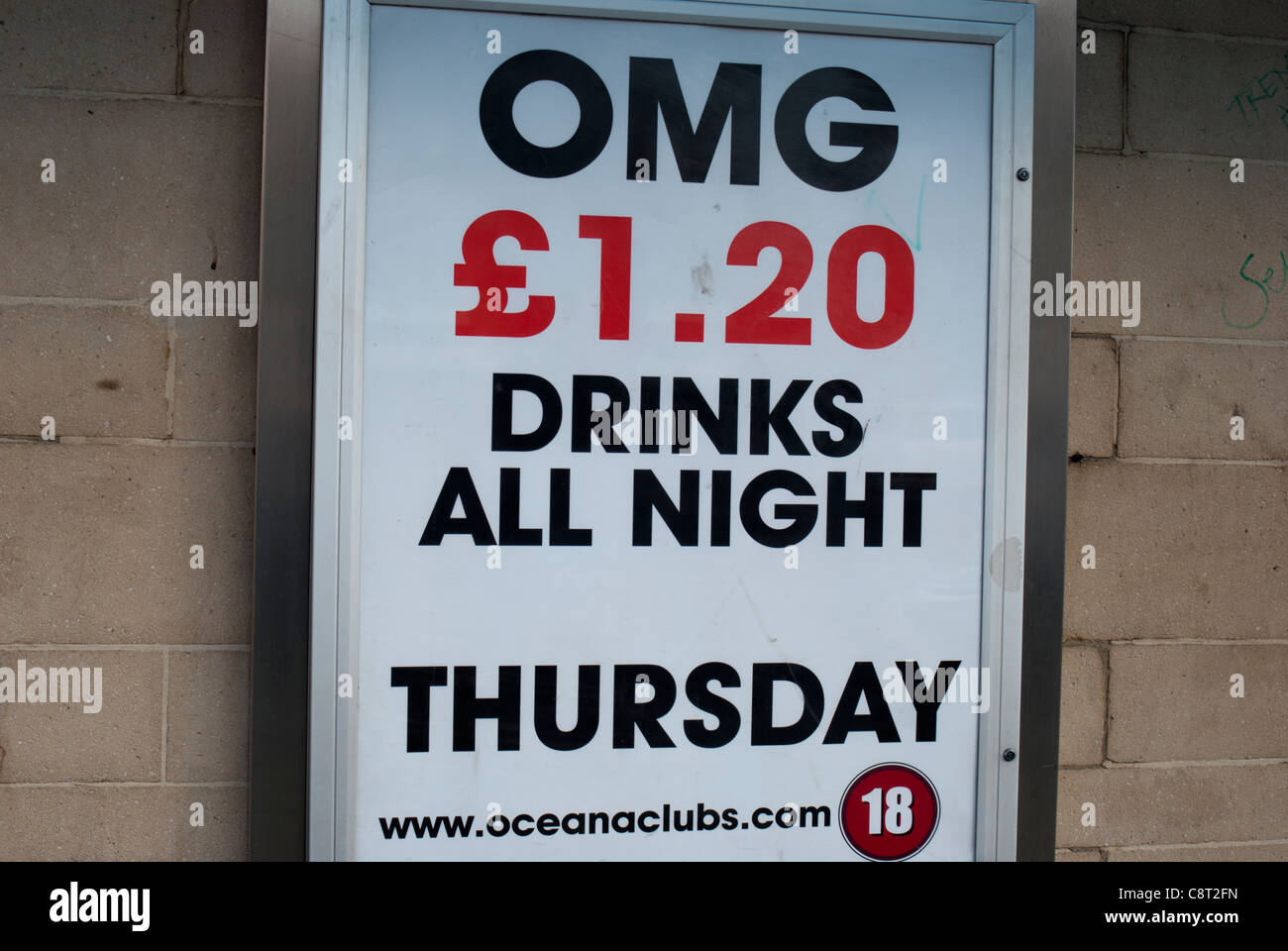 Zeichen Werbung billige Getränke Stockfoto