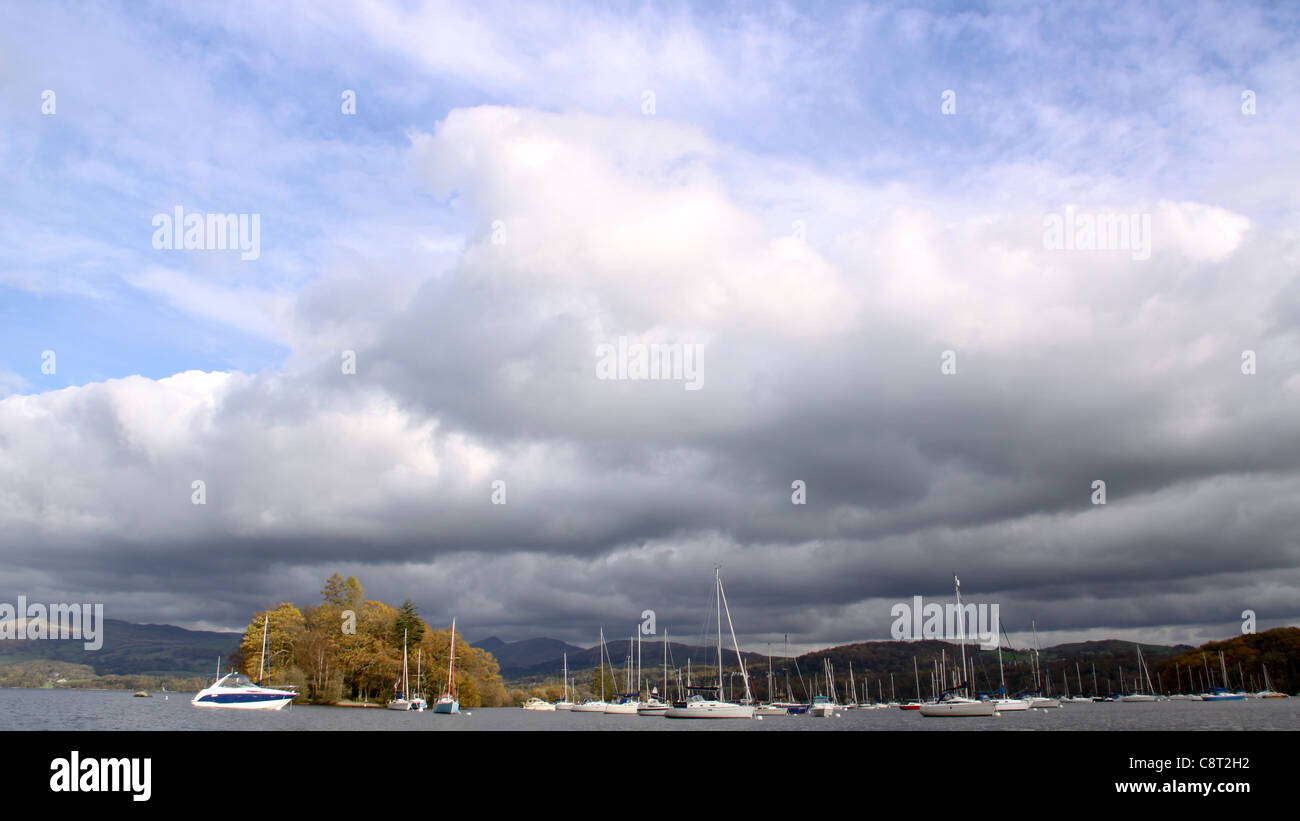 Dramatische Himmel während Segeln und Segelboote am Lake Windermere Stockfoto