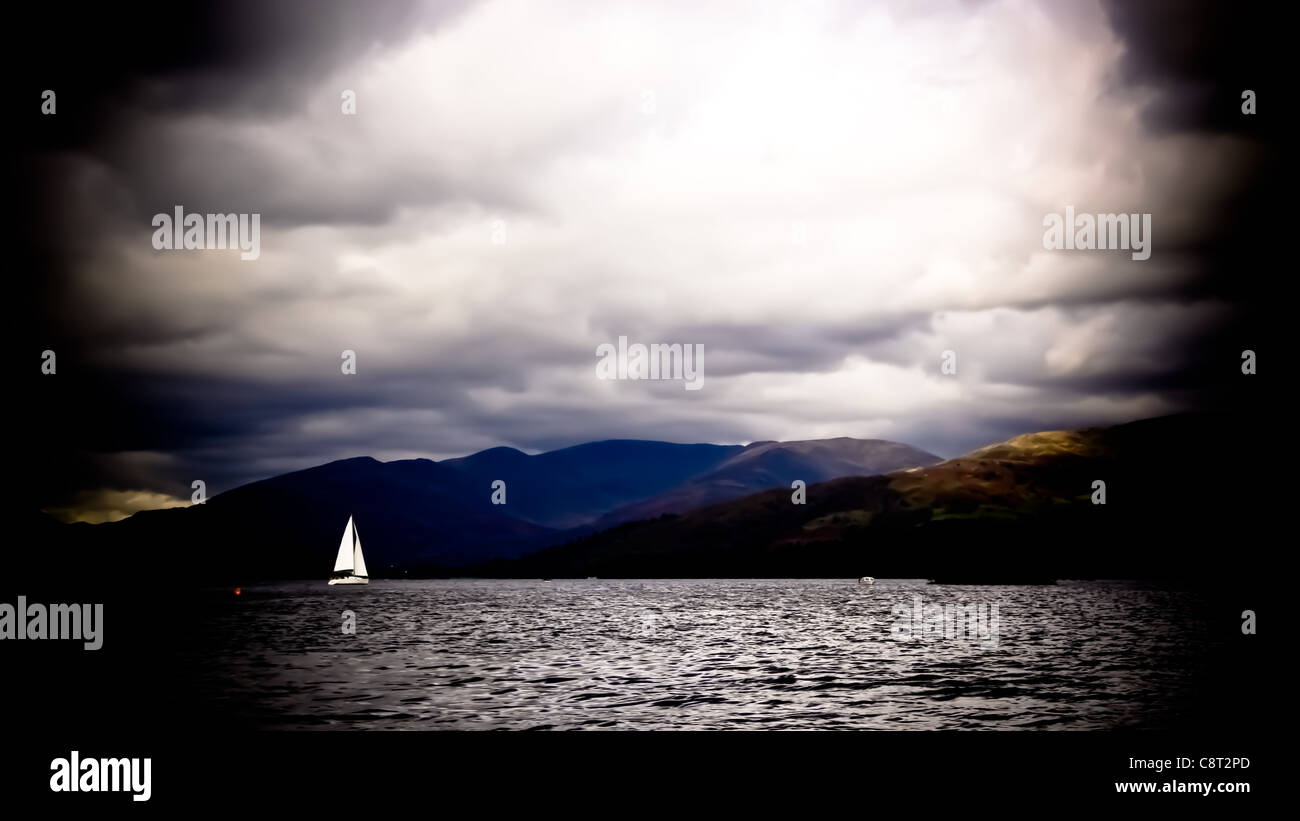 Dramatische Himmel während Segeln und Segelboote am Lake Windermere Stockfoto