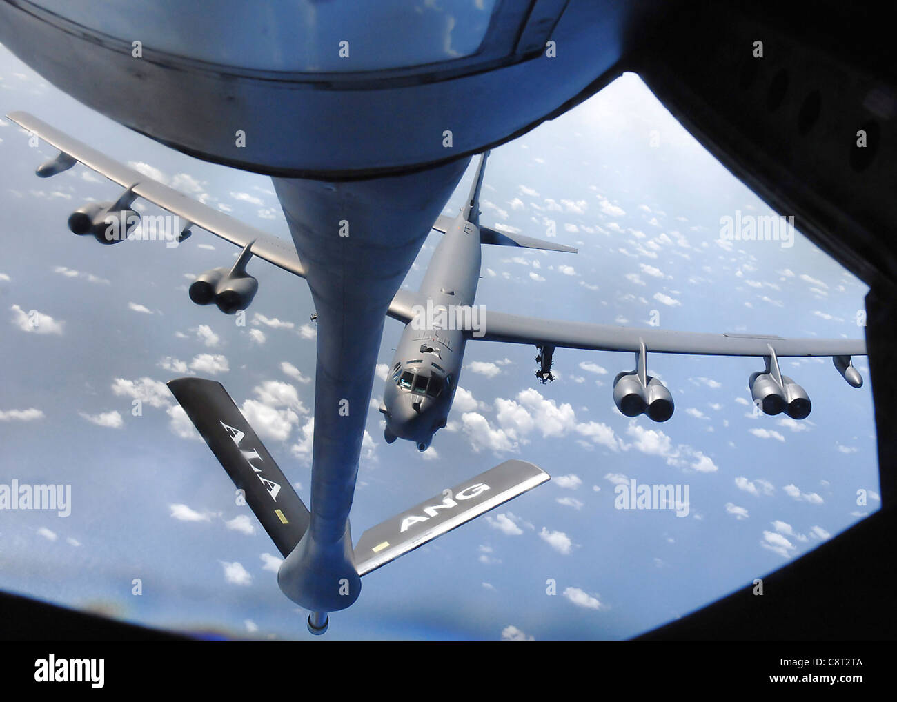 Eine B-52 Stratofortress bereitet sich darauf vor, während einer Flugbetankungsmission am 19. März in der Nähe der Marianen Treibstoff von einem KC-135 Stratotanker zu erhalten. Die KC-135 ist vom 106. Luftbetankungsgeschwader der Alabama Air National Guard und die B-52 ist dem 96. Expeditionary Bomb Squadron der Barksdale AFB, La, zugewiesen. Stockfoto