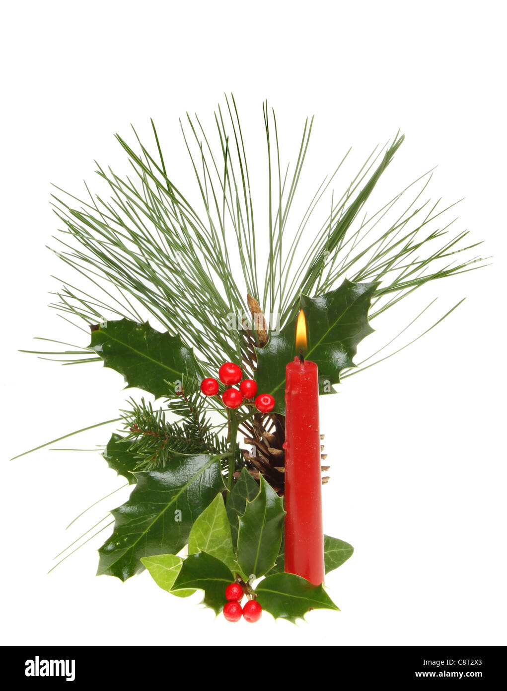 Weihnachten Saison Laub und rote Kerze brennen isoliert gegen weiß Stockfoto