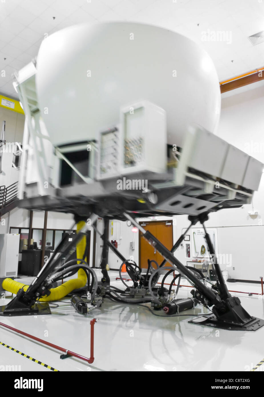 B-52 Simulator auf der Barksdale Air Force Base mit einer neuen Kuppel Projektionsfläche. Der Dome bietet eine realistischere Sicht durch die Windschutzscheiben. Die hydraulischen Aktuatoren bieten bis zu 6 Grad an Bewegung, die dem Bordpilot und Copiloten einige der physischen Bewegungen des Fluges gab. Stockfoto