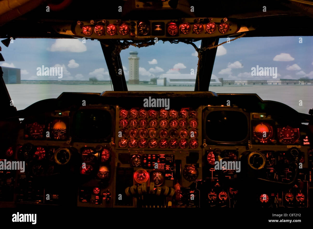 Eine virtuelle Barksdale Fluglinie kann durch die Windschutzscheibe des B-52 Simulator auf Barksdale Air Force Base, LA am 28. April gesehen werden. Eine neue Kuppelprojektionsfläche bietet eine realistischere Ansicht, eine Verbesserung gegenüber Flachbildschirmen, die ein bewegtes Bild aus einer Perspektive präsentierten. Stockfoto