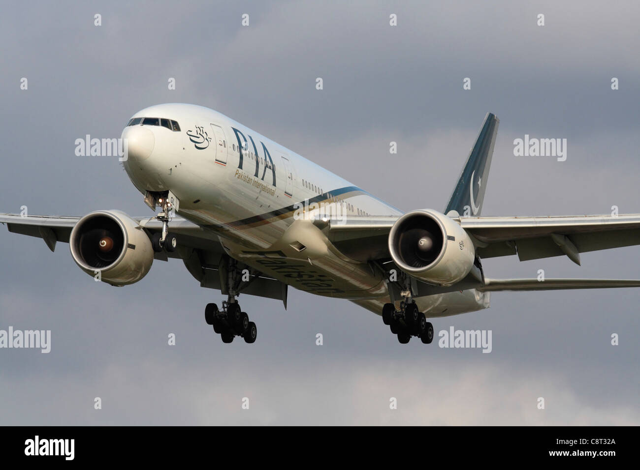 Pakistan International Airways oder PIA Boeing 777-200ER Langstrecken Passagier Flugzeug Ansatz. Closeup Vorderansicht. Stockfoto