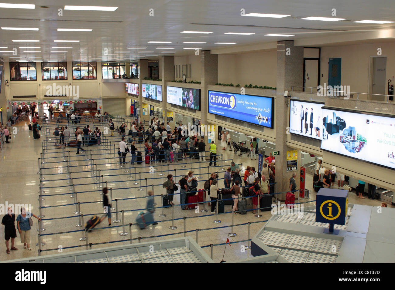 Flugreisen und Verkehrsnetze. Passagiere, die am internationalen Flughafen Malta einchecken möchten. Stockfoto