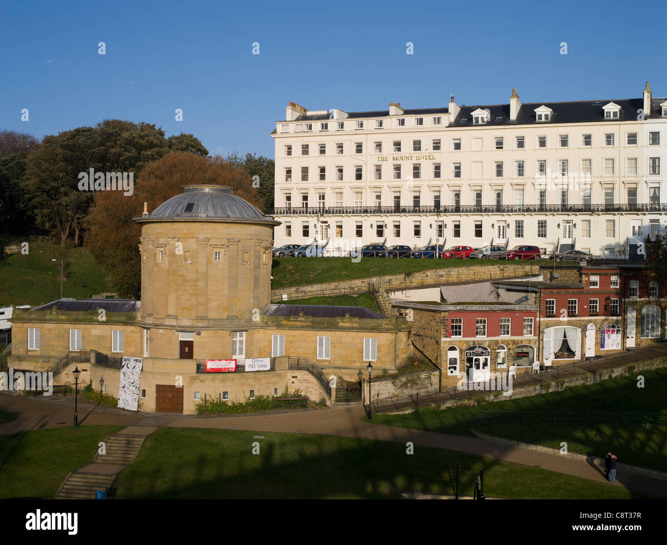 dh Rotunde Museum SCARBOROUGH NORTH YORKSHIRE Cliff Bridge Terrasse und Scarborough Museum Stockfoto