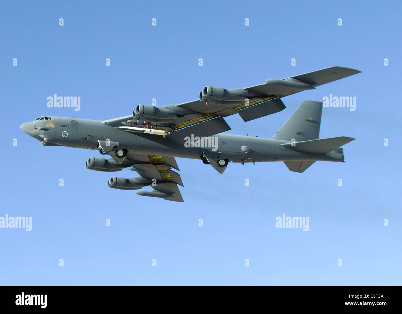 Ein Air Force Flight Test Center B-52H Stratofortress führt einen unverlierbaren Flug des X-51A Waverider am 9. Dezember 2009 über der Edwards Air Force Base durch, Calif. Die Captive Carry Mission ist ein wichtiger Testmeilenstein, um den Scramjet-Motor des X-51 während des ersten motorisierten Überschallflugs des Fahrzeugs Anfang 2010 zu zünden. Stockfoto