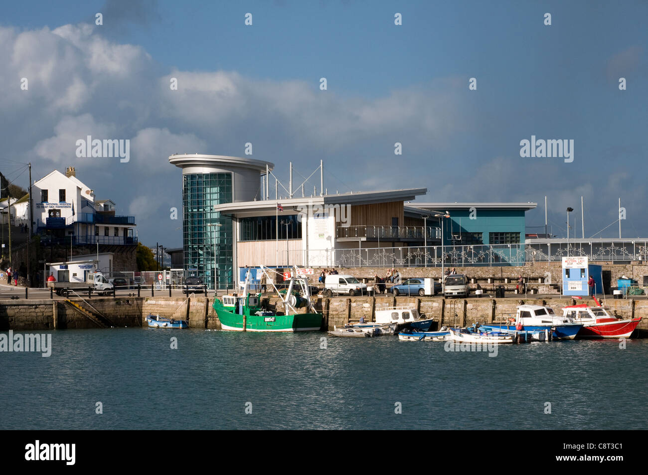 Fischmarkt im Hafen von Brixham, Devon England, Angeln, Hafen, Net, Riemenscheibe, Radar, Takelage, Seil, Meer, Himmel, Überbau Stockfoto