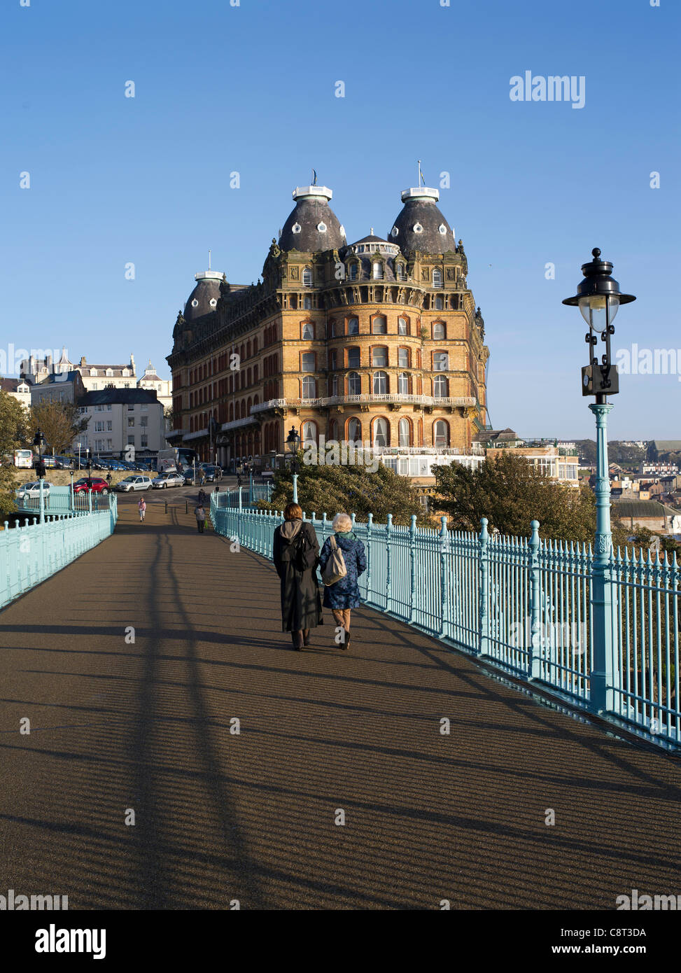 dh das Grand Hotel SCARBOROUGH NORTH YORKSHIRE viktorianischen Spa Hotel und Menschen zu Fuß auf die Spa-Brücke Stockfoto