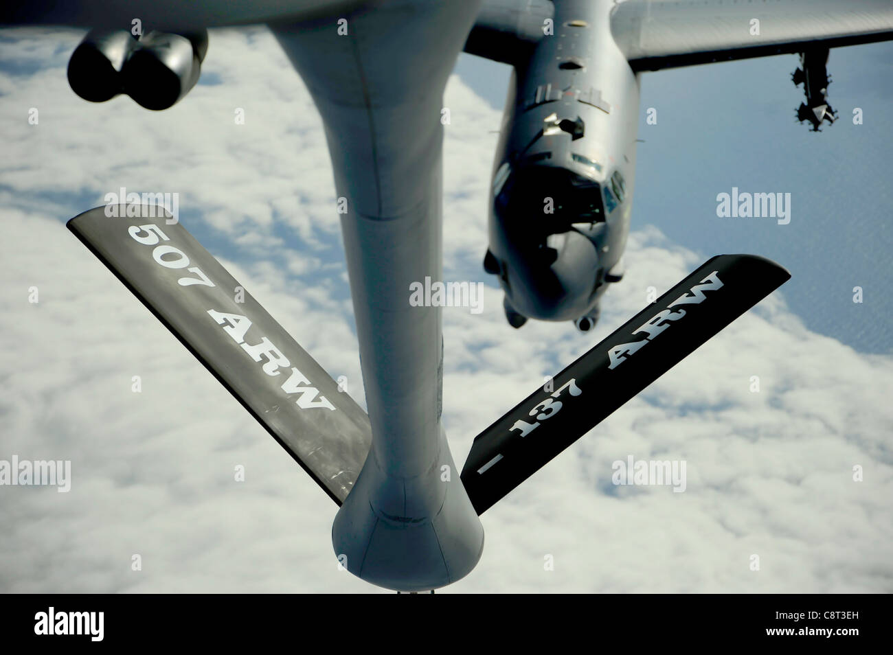 Eine B-52 Stratofortress bereitet sich auf eine Treibstofflieferung von einem KC-135 Stratotanker zur Unterstützung der Übung Rim der pazifischen Übung, oder RIMPAC 10. Juli 2010, über dem Pazifischen Ozean vor. RIMPAC ist eine zweijährliche, multinationale Übung, die darauf ausgerichtet ist, regionale Partnerschaften zu stärken und die Interoperabilität zu verbessern. Die B-52 stammt aus dem 20. Bombengeschwader auf der Barksdale Air Force Base, La., und die KC-135 ist dem 465. Luftbetankungsgeschwader auf der Tinker Air Force Base, Okla, zugeordnet. Stockfoto