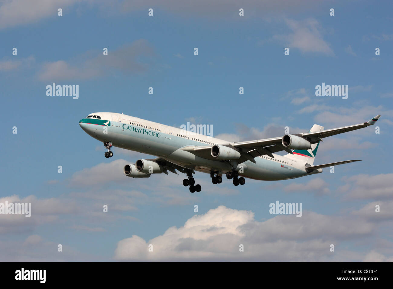 Cathay Pacific Airways Airbus A340-300 kurz vor der Landung. Off-center Komposition mit kopieren. Stockfoto