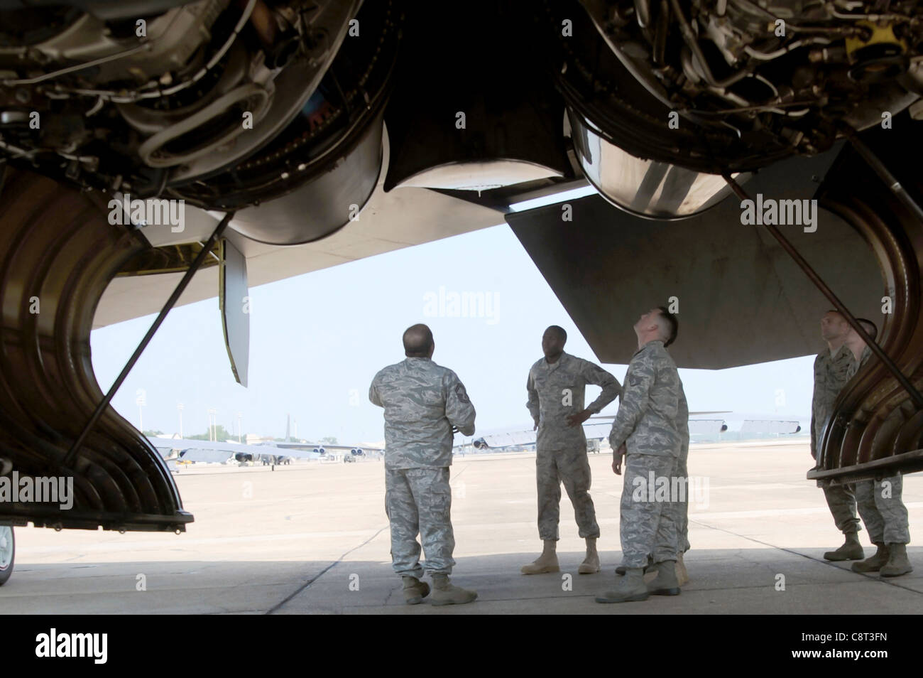 Die Flieger der 2. Instandhaltungseinheit untersuchen eine B-52H Stratofortress auf der Barksdale Air Force Base, La., während einer Wartungskontrolle vor dem Flug, um den Wettbewerb Global Strike Challenge vorzubereiten. Die leitenden Führungskräfte von Barksdale wählten die Konkurrenten aus, die den Flügel vertreten. Stockfoto