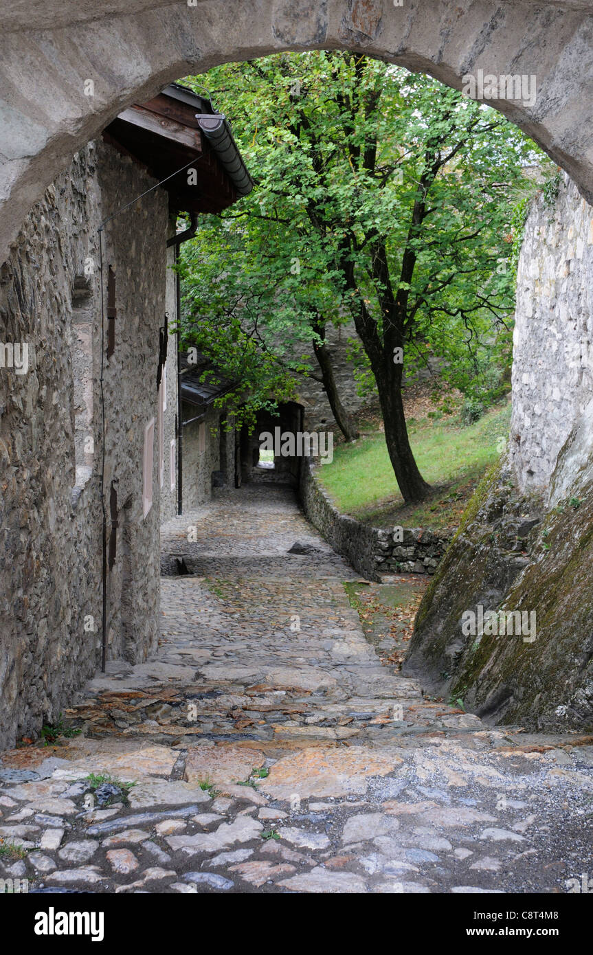 Engen Gassen rund um Sion Kathedrale, Sion, Schweiz Stockfoto