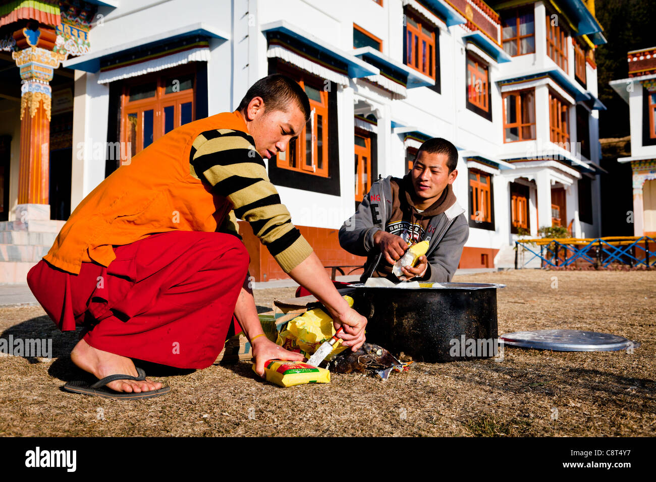 Zwei junge Mönche vorbereiten Buttertee, Bomdila, Arunachal Pradesh, Indien Stockfoto