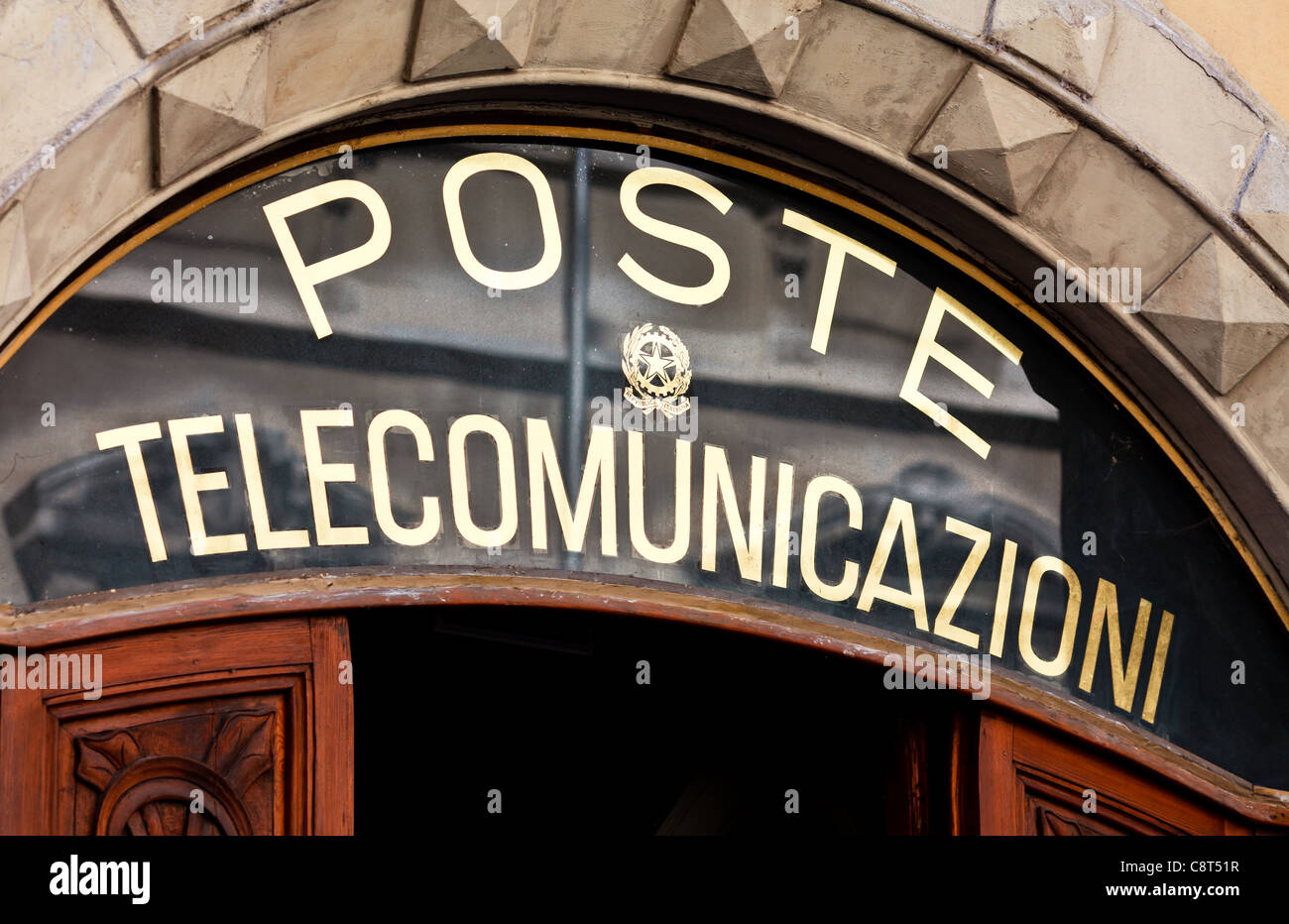 Nahaufnahme eines Zeichens Postamt in Italien Stockfoto