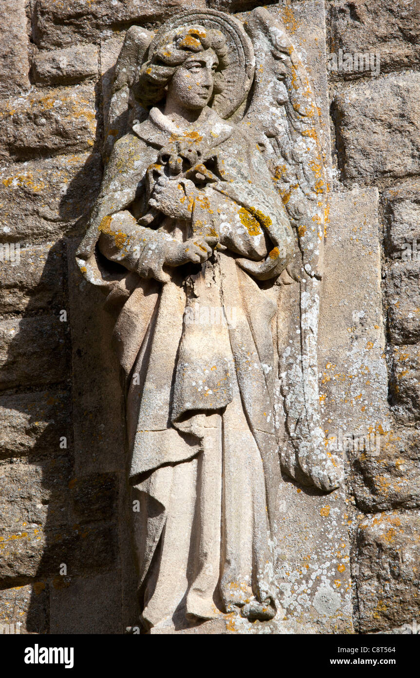Stein Figur über dem Eingang zur Kirche Christi im Shaw Village in Wiltshire Stockfoto Stein Figur über dem Eingang zur Kirche Christi im Shaw Village in Wiltshire Stockfoto