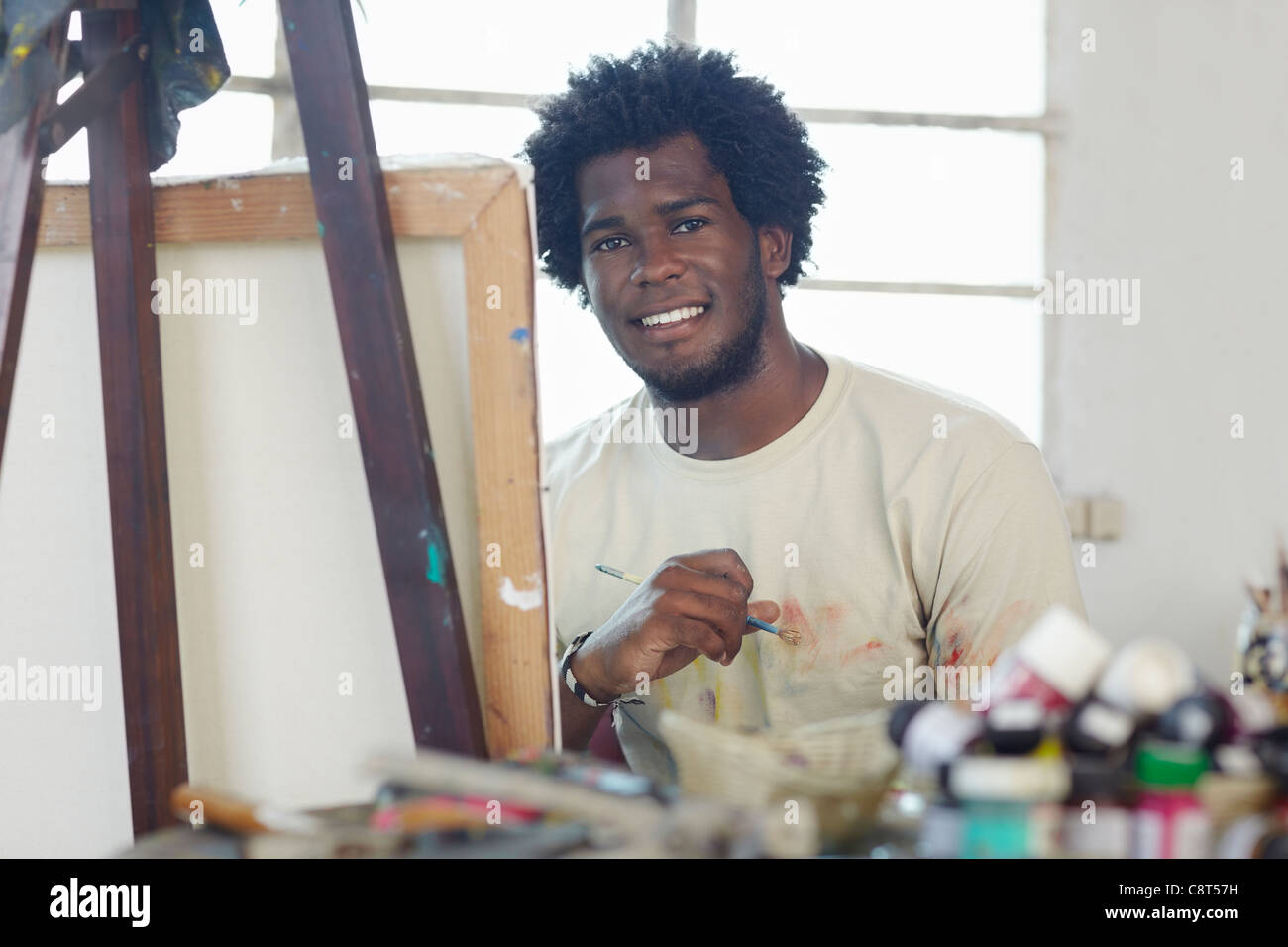 Schwarze Künstler malen im Atelier Stockfoto