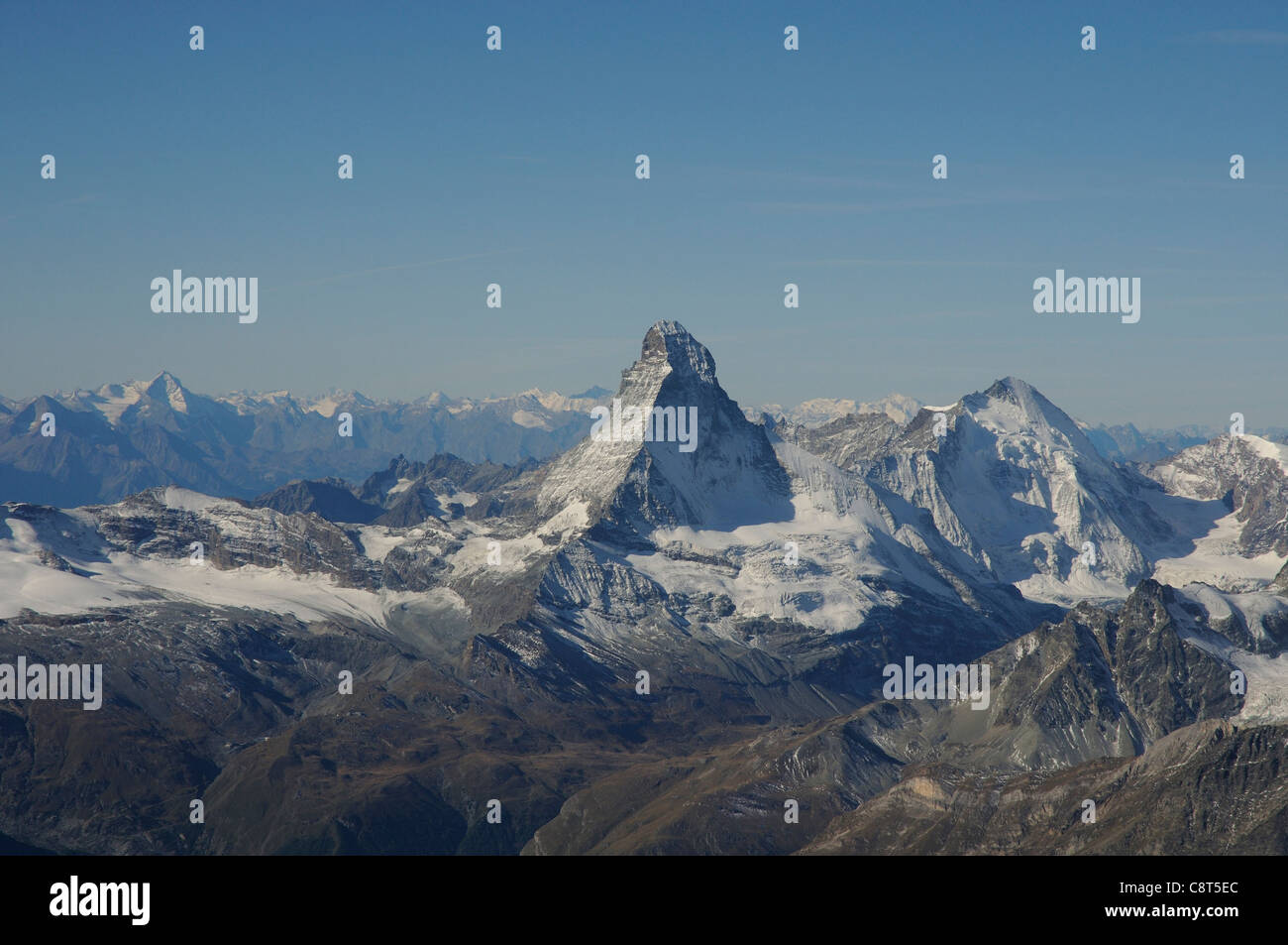 Das Matterhorn und Dent Hérens vom Gipfel des Nadelhorn gesehen Stockfoto
