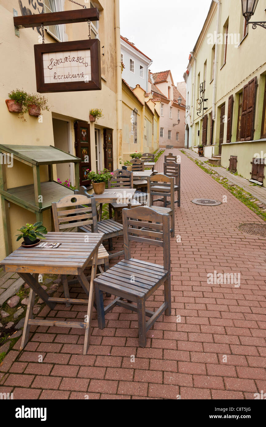 Tische und Stühle vor einem Café in einer leeren Straße Szene, Vilnius, Litauen Stockfoto