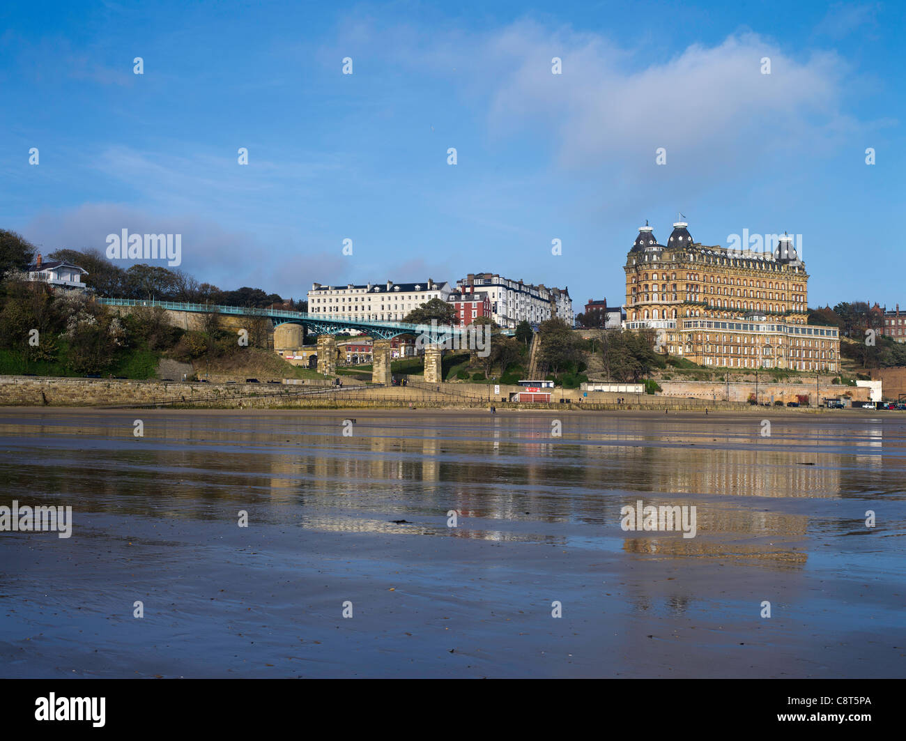 dh das Grand Hotel Spa Bridge SCARBOROUGH NORTH YORKSHIRE South Bay Seaside england Strand großbritannien Stockfoto