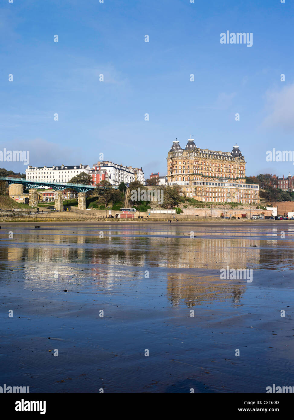 Dh South Bay Scarborough North Yorkshire die Spa Bridge und das Grand Hotel Scarborough Beach uk Englisch am Meer Stockfoto