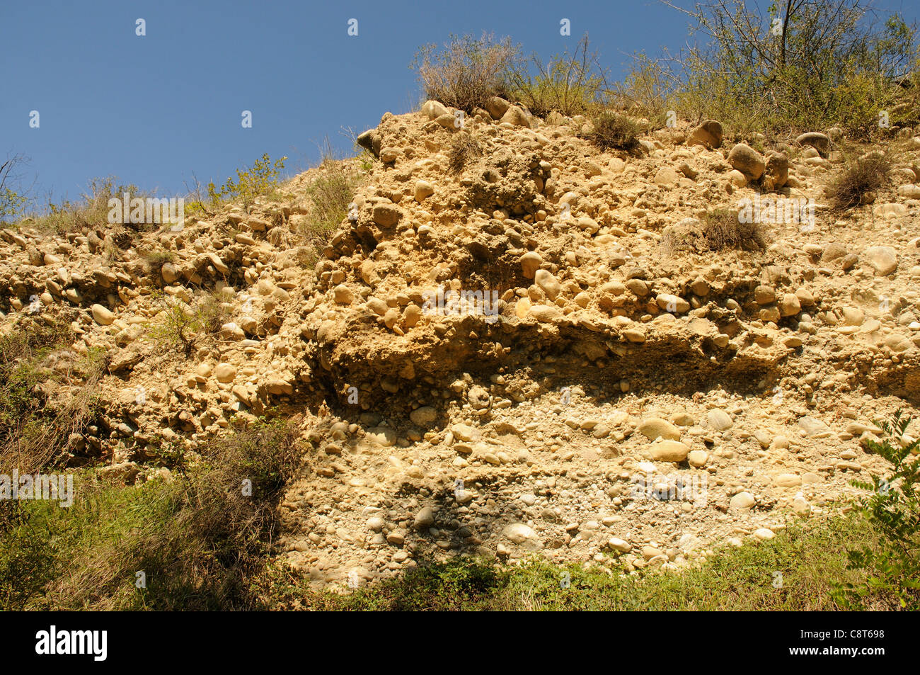 Eine Schicht aus sedimentären Ablagerung voll von großen Steinen Stockfoto