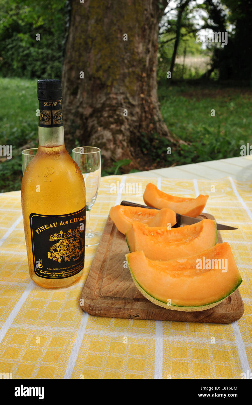 Flasche Pineau des Charentes, einem regionalen Aperitif gemacht im Département Charente, Frankreich Stockfoto