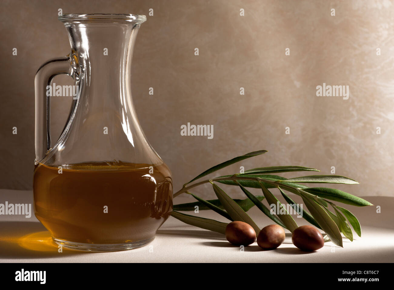 Menage Öl mit Oliven und Filiale Stockfoto