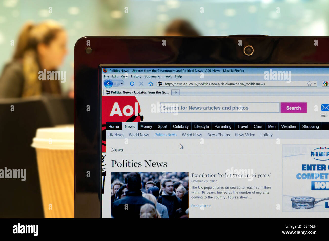 Die AOL-Website erschossen in einem Coffee-Shop-Umfeld (nur zur redaktionellen Verwendung: print, TV, e-Book und redaktionelle Webseite). Stockfoto