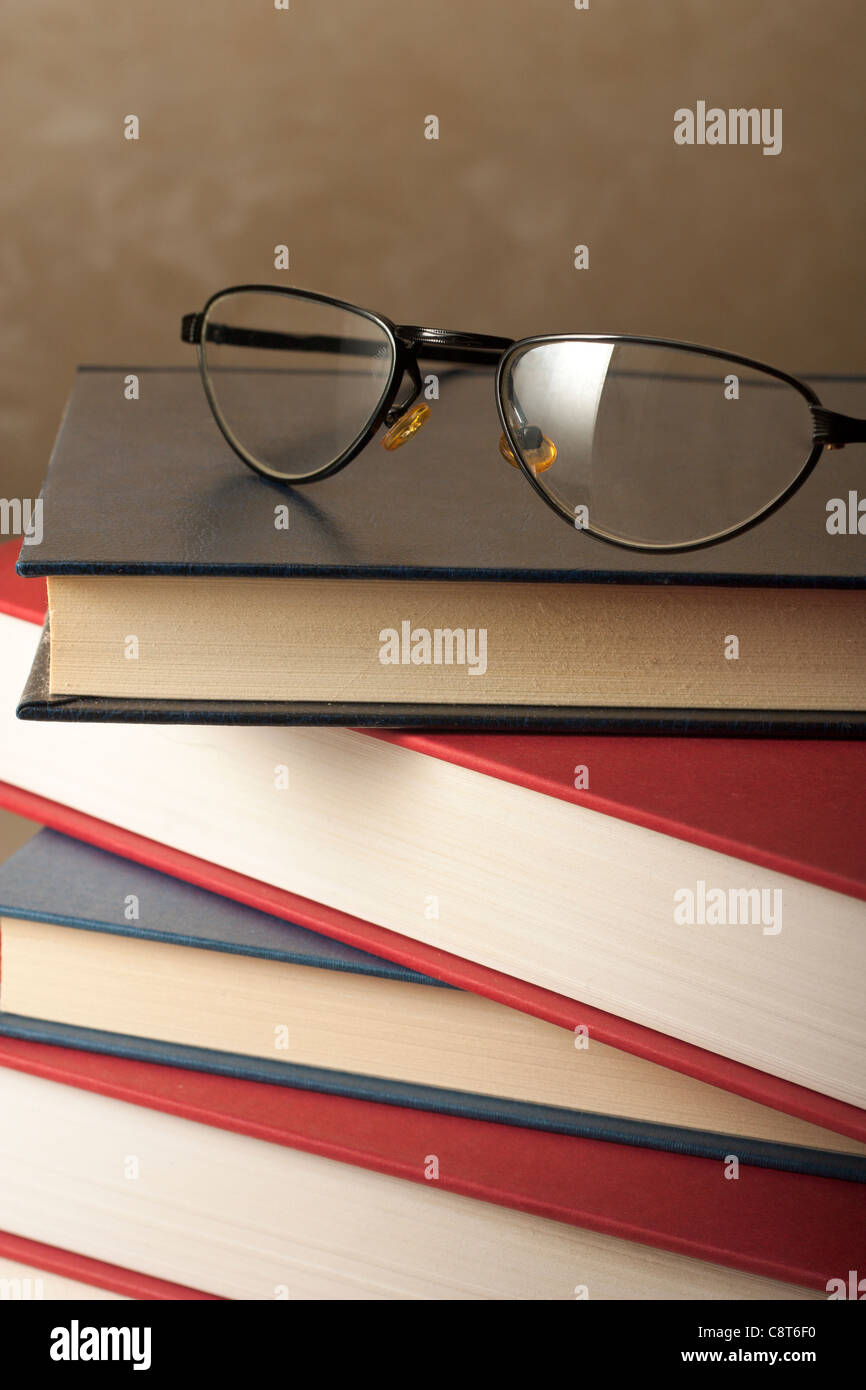 Brille auf Bücher Stockfoto