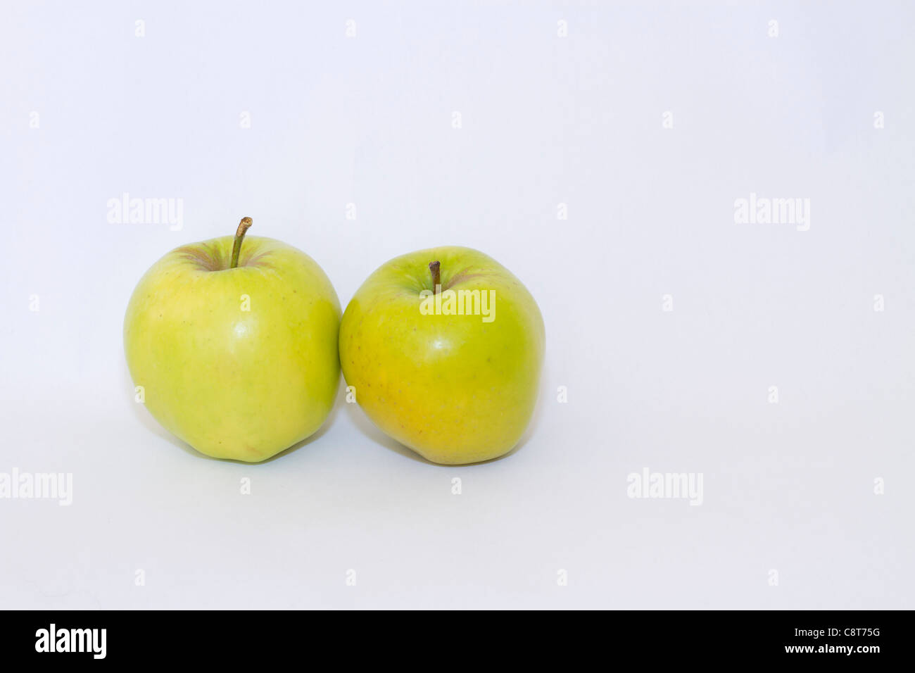 Crispin Äpfel auf weißem Hintergrund Stockfoto