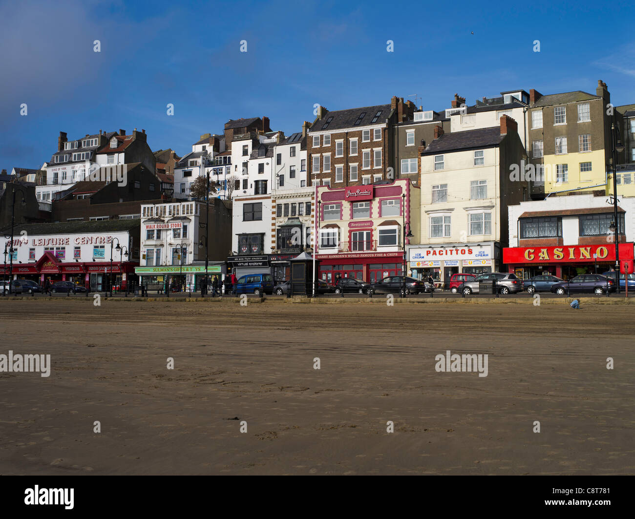 dh South Bay SCARBOROUGH NORTH YORKSHIRE Küstenstadt Scarborough direkt am Meer Strandunterhaltungen großbritannien traditionelle Uferpromenade am Meer Stockfoto