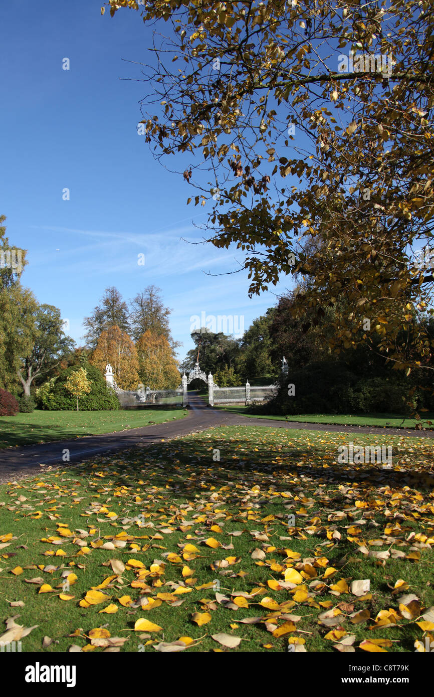 Cholmondeley Schlossgärten. Herbstliche Ansicht des 18. Jahrhunderts Grad II * aufgeführt Robert Bakewell Tore im Cholmondeley Castle. Stockfoto