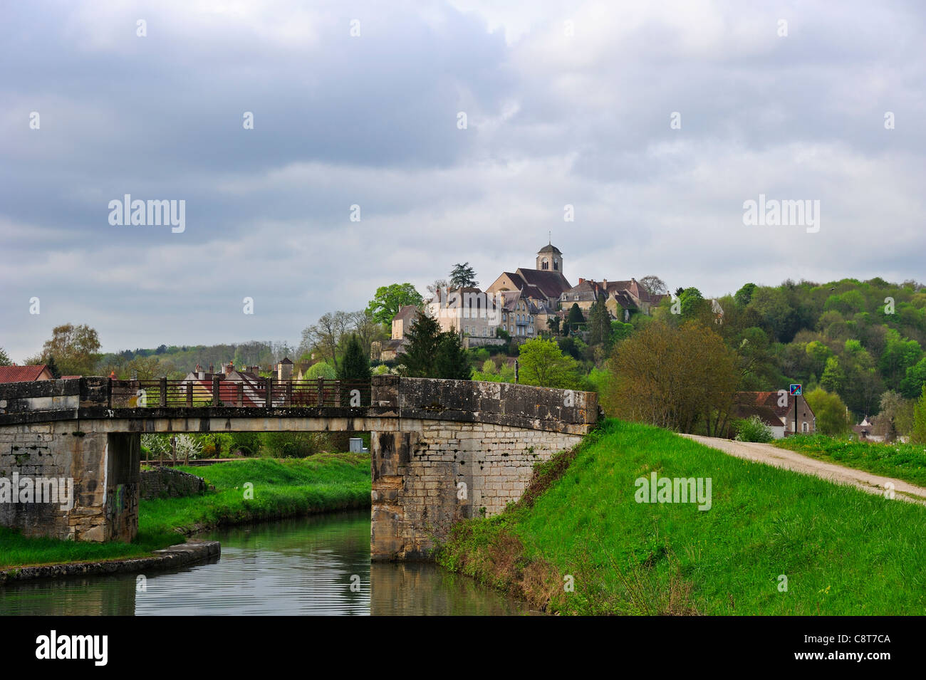 Annäherung an Chatel Censoir am Fluss Yonne / Canal du Nivernais Stockfoto